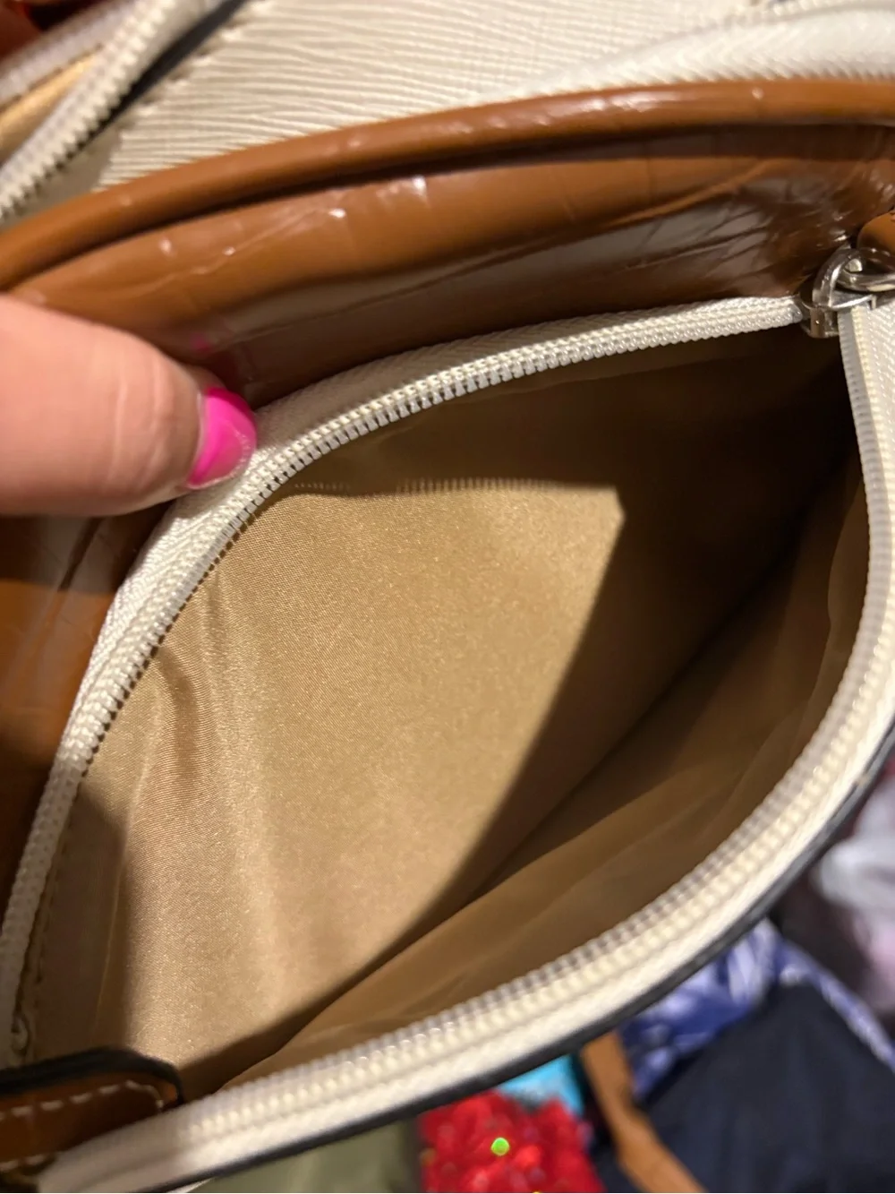 Gianni Bernini Stylish Crossbody Cream & Light Brown w/ Embossing Camera Bag - Picture 9 of 12